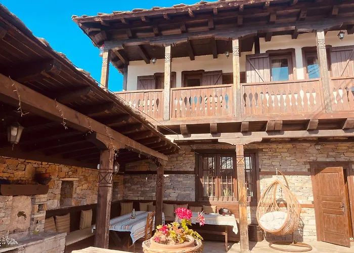 Луксозна вила родопски изгрев Лещен